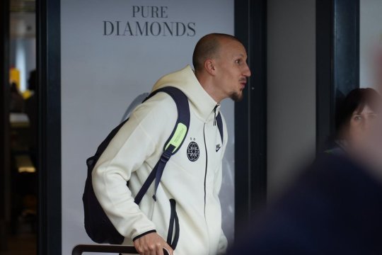 FCSB s-a întors în țară în preziua meciului cu UTA. Cum și-a făcut apariția soția lui Florinel Coman