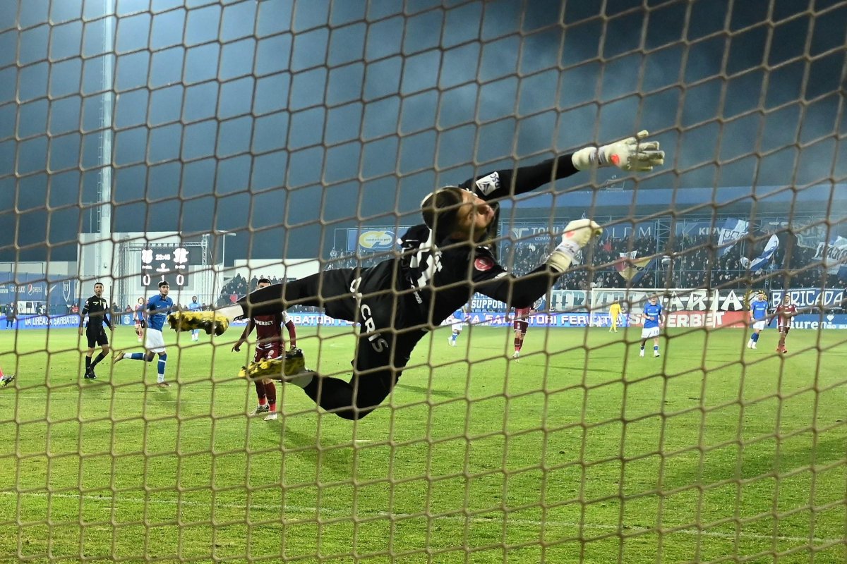 paradă a lui Horațiu Moldovan în meciul de fotbal dintre Farul și Rapid, contând pentru Superliga Superbet, desfasurat pe Stadionul central al Academiei Gheorghe Hagi din Ovidiu, 20 decembrie 2023