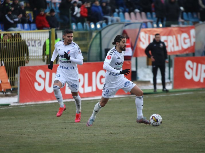 Romario Benzar (stânga) și Eduard Florescu (dreapta) în mijlocul unei acțiuni în meciul FC Botoșani - CFR Cluj.