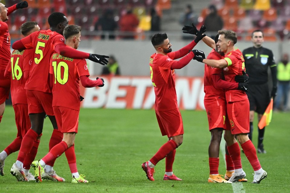 Darius Olaru, celebrând un gol cu colegii în meciul cu UTA Arad