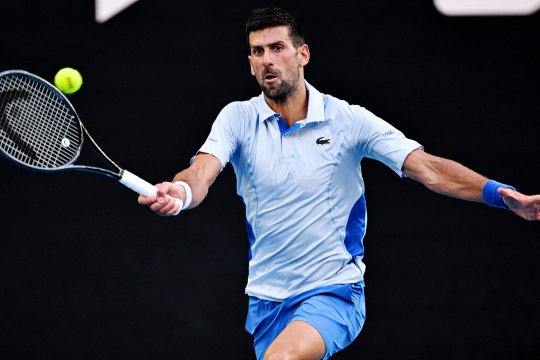 Novak Djokovic, calificat în semifinale la Australian Open și la două victorii de al 25-lea titlu de Mare Șlem