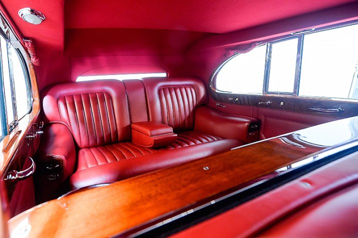 Rolls Royce Phantom IV este una dintre mașinile legendare. Au fost produse doar 18 unități și doar 16 mai există în prezent