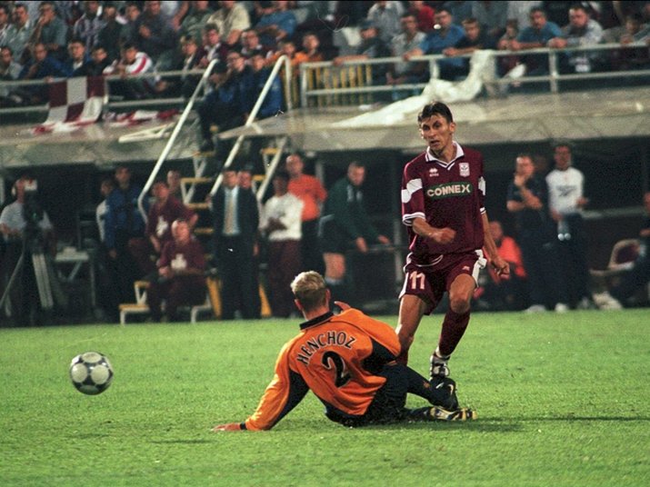 Sergiu Radu, pe teren în meciul din Cupa UEFA dintre Rapid și Liverpool din anul 2000.