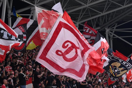 Ultrașii lui Dinamo nu le rămân datori celor de la Rapid: ”Opriți ipocrizia!”