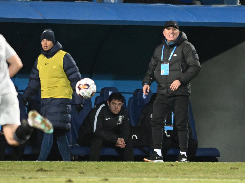 Hagi, pe marginea terenului în timpul meciului cu FC U Craiova