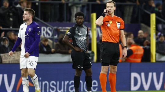 Decizia care poate revoluționa fotbalul. Un meci se va rejuca, după o eroare VAR