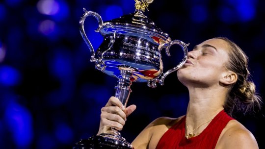 Arina Sabalenka a câştigat trofeul la Australian Open! Jucătoarea din Belarus a terminat turneul fără să piardă vreun set