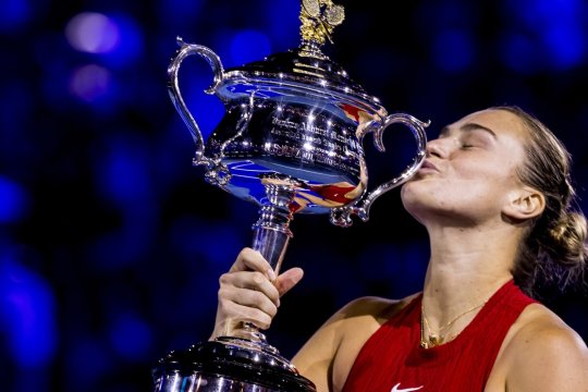 Arina Sabalenka a câştigat trofeul la Australian Open! Jucătoarea din Belarus a terminat turneul fără să piardă vreun set