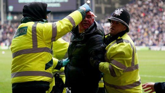 Imagini incredibile în Cupa Angliei. Fanii au pătruns pe teren, iar totul a degenerat. Ce s-a întâmplat