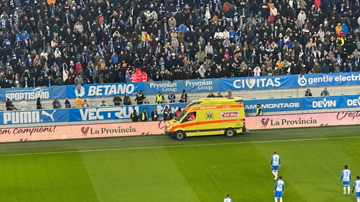 Intervenția ambulanței a fost promptă, iar suporterul a fost urcat în mașină și transportat la spital