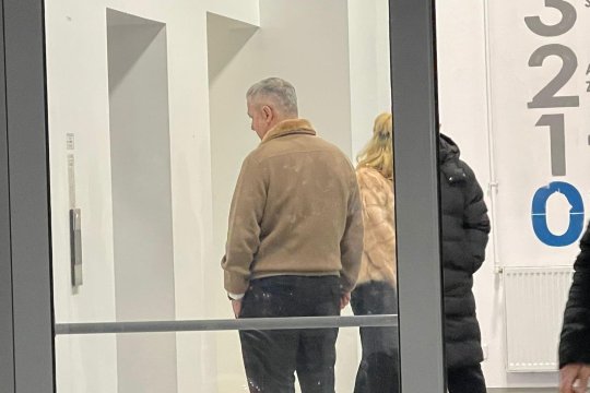 Ședință-fulger în vestiarul Universității Craiova după înfrângerea cu FCSB! Cât a stat Mihai Rotaru la cabine