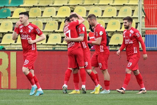 Pus pe liber de UTA, fotbalistul a semnat și a fost prezentat la noua echipă