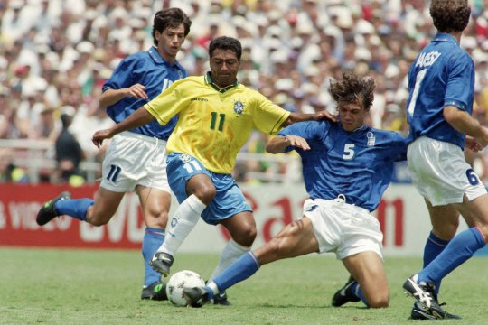 Starul brazilian care i-a dat mingea printre picioare lui Maradona și l-a făcut “retardat” pe legendarul Pele. Cristian Munteanu îți spune povestea lui Romario