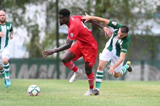 A fost aproape să-i oprească din drumul spre play-off, acum vrea să semneze cu ei! Un atacant francez obișnuit cu fotbalul românesc, pe lista lui Dinamo
