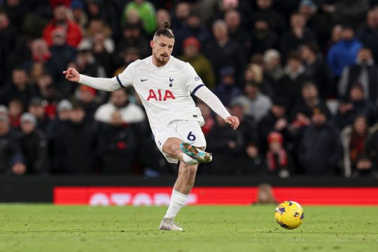 Radu Drăgușin, pe teren la partida dintre Tottenham - Brentford 3-2. Cum s-a descurcat românul