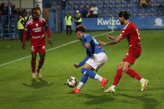 O formație din Superligă, reclamată la FIFA! Propriul fotbalist are interzis în România și vrea să rupă contractul: ”Le-am trimis toate documentele, dar n-au făcut nimic!”
