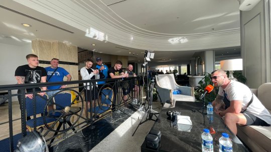 Suporterii lui Hansa Rostock, conferință de presă la microfonul iAMsport! Moment aplaudat în recepția hotelului lui U Cluj