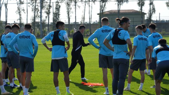 Fotbaliștii Petrolului, antrenamente ”ca la Real Madrid” în cantonamentul din Antalya. Ce a urmărit Florin Pîrvu la primele ședințe de pregătire
