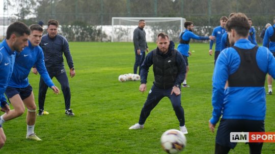 Nimeni nu stă pe margine! Voluntari, singurul club unde toată lumea participă la joc și la încălzire: Poenaru și Cernat, băgați la mijloc de jucători :)