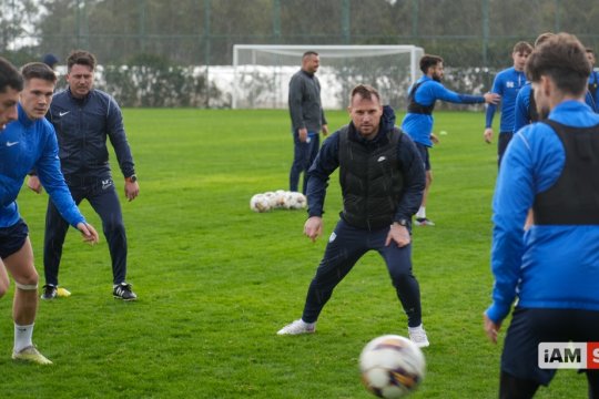 Nimeni nu stă pe margine! Voluntari, singurul club unde toată lumea participă la joc și la încălzire: Poenaru și Cernat, băgați la mijloc de jucători :)