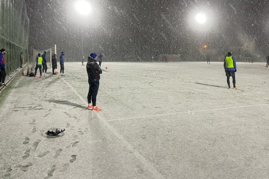 Unii în Antalya, alții în zăpadă! Modelul ”Dorinel” urmat de o rivală din Superliga. Jucătorii s-au antrenat în nămeți