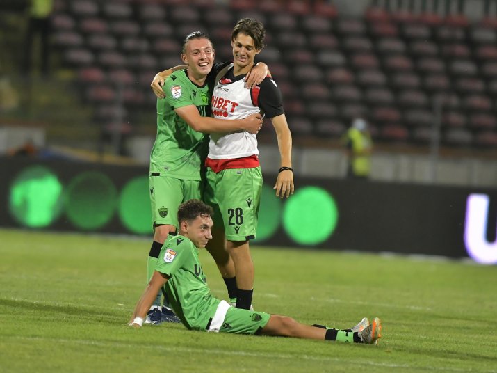 Cei doi, bucuroși după un meci câștigat în fața celor de la FC Voluntari, în debutul sezonului 2021-2022