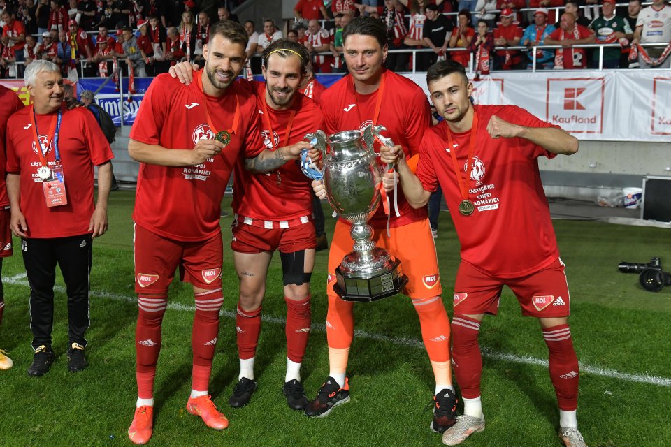 Răzvan Began, fostul jucător al lui Sepsi (foto mijloc dreapta, cu trofeul în mâini), are deschis un dosar penal pentru vătămare corporală.