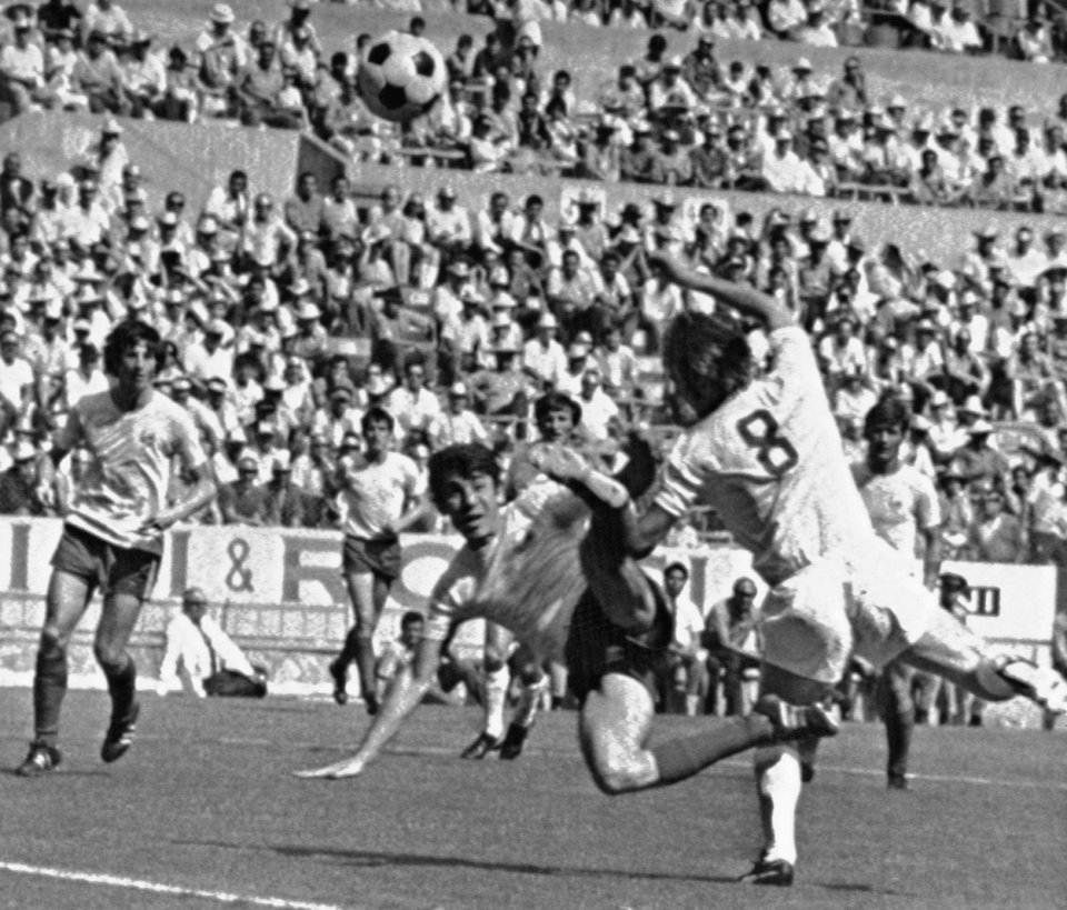 Romania - Cehoslovacia 2-1, CM Mexic 1970. De la dreapta la stînga, plan apropiat, Cornel Dinu, Nicolae Lupescu și Ladislav Petras (nr.8)