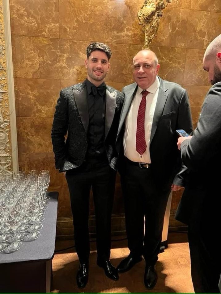 Laszlo Dioszegi, patronul celor de la Sepsi Sf. Gheorghe, alături de fotbalistul maghiar al lui Liverpool, Dominik Szoboszlai.