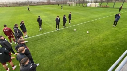 Jocuri de cantonament: cum și-au umplut timpul Săpunaru, Borza și Petrila înaintea amicalului cu Sabah: căpitanul a fost și arbitru