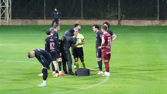 Momente de panică la amicalul Rapidului. Arbitrul a fost lovit și a avut nevoie de îngrijiri