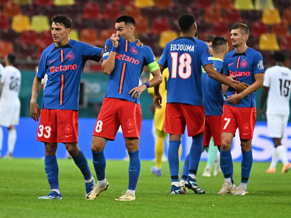 Fotbaliștii steliști Risto Radunovic, Adrian Șut, Malcolm Edjouma si Florin Tănase se felicita dupa meciul dintre FCSB si RFS, din cadrul UEFA Europa League, desfasurat pe Arena Nationala din Bucuresti, joi 26 septembrie 2024