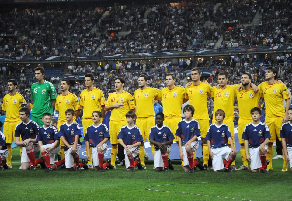 Octombrie 2010, pe Saint-Denis, ascultând imnul cu mâna la inimă, înainte de Franța - România 2-0, în preliminariile CE 2012