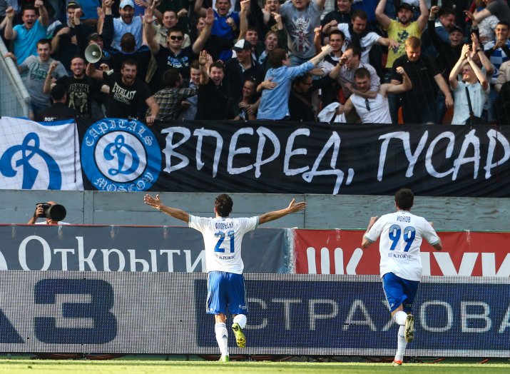 George (stânga), savurând un gol în tricoul lui Dinamo Moscova într-un derby cu Spartak