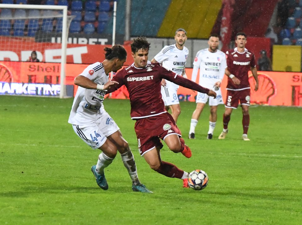 Borisav Burmaz și Rijad Sadiku în meciul de fotbal dintre FC Botoșani și FC Rapid 1923 București, contând pentru Superliga Superbet, desfășurat pe Stadionul Municipal din Botoșani, duminică 6 octombrie 2024.