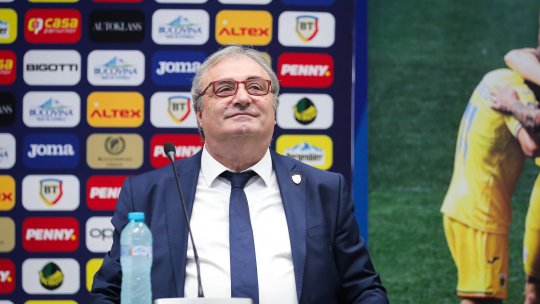 Mihai Stoichiță s-a împiedicat la vederea jurnaliștilor. Momentul amuzant + Motivul pentru care oficialii FRF au venit cu 2 ore mai devreme înainte de antrenamentul oficial din Cipru