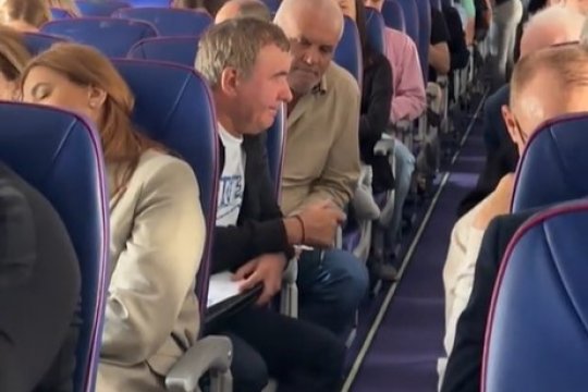 Gică Hagi, surprins de un fan al ”tricolorilor” în avion! Ce a răspuns ”Regele” atunci când a fost provocat să dea un pronostic la Cipru - România