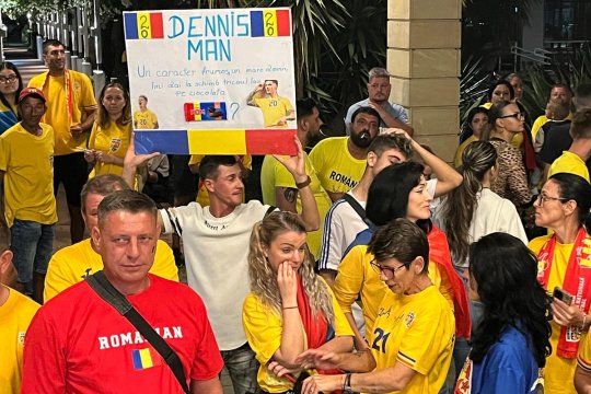 Suporterii României s-au enervat la hotelul naționalei: ”Ne cerem scuze, nu se poate” + Cum l-au întâmpinat pe Mircea Lucescu