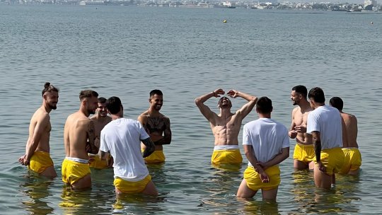 Titularii din Cipru - România, surprinși de iAMsport.ro în mare! Supergalerie foto cu "tricolorii" pe plajă