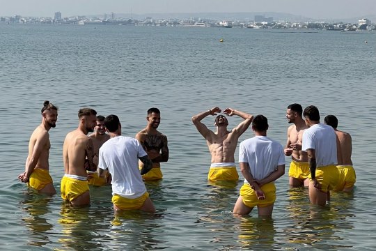 Titularii din Cipru - România, surprinși de iAMsport.ro în mare! Supergalerie foto cu "tricolorii" pe plajă