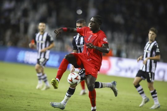 Joyskim Dawa, dorit de două cluburi din Premier League. Gigi Becali poate da marea lovitură