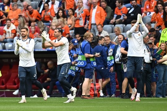 "Vrei un portar cu talie sau vrei un portar de reflexe?". Întrebarea cu trimitere directă la alegerile pe care le face Mircea Lucescu