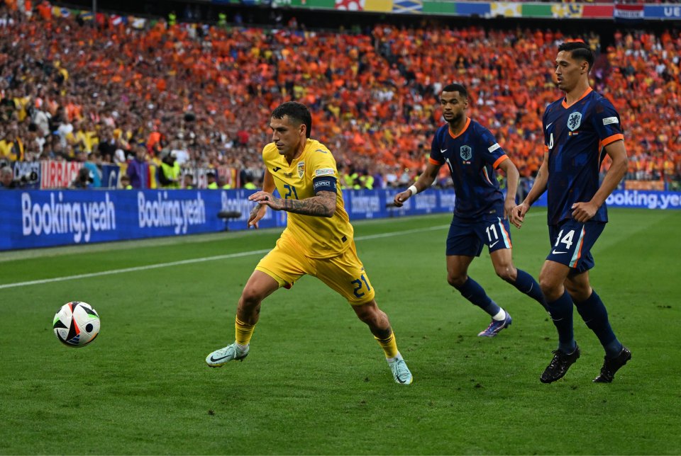 Cody Gakpo, Nicolae Stanciu si Tijjani Reijnders in meciul dintre Romania si Olanda, din cadrul UEFA EURO 2024, desfasurat pe Fussball Arena din Munchen, marti 2 iulie 2024