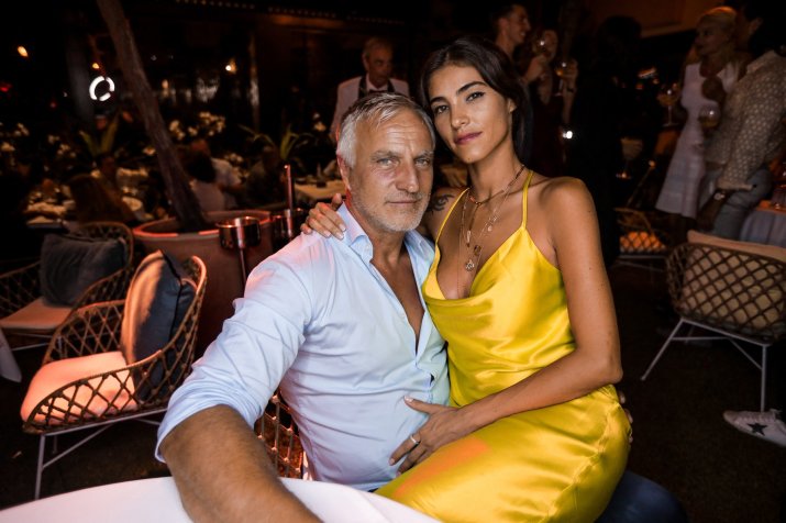 David Ginola și actuala parteneră, Maeva Denat (foto, în galben), sunt împreună din 2016 și au o fiică