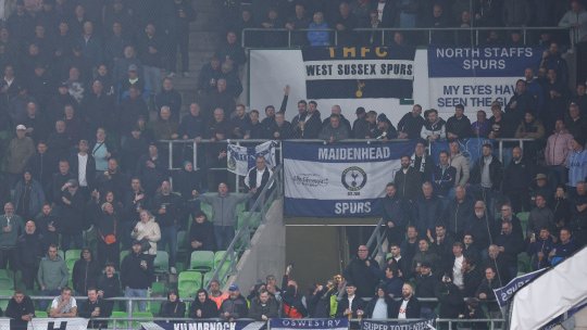 "Avem lacrimi în ochi!" Englezii au primit pâine cu untură și ceapă și l-au numit "cel mai dezgustător lucru" văzut pe un stadion de fotbal