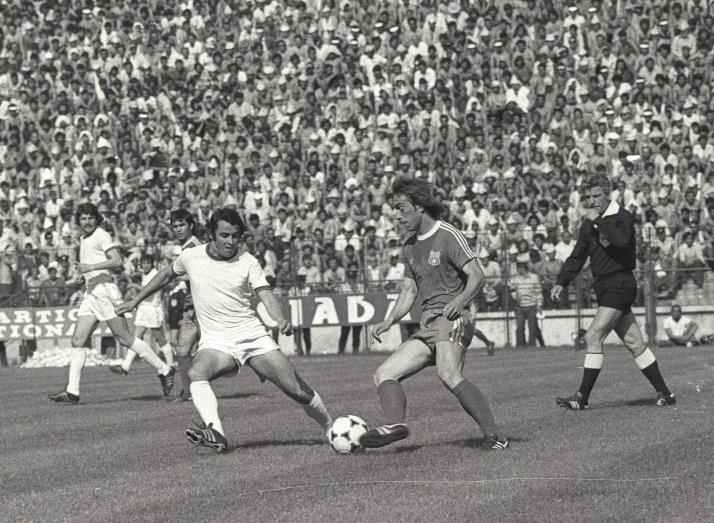 Imagine clasică de la finalul anilor '70: Marcelinho driblează, un stadion Ghencea arhiplin vibrează