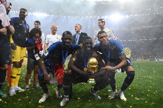 Cine l-a împrumutat cu bani pe fostul campion mondial acuzat de viol