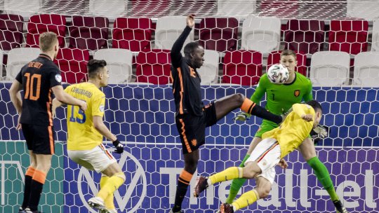 A rămas din nou pe bară. Jucătorul scos din lot de Mircea Lucescu pentru meciul cu Lituania. Numerele alese de tricolori pentru duelul cu balticii