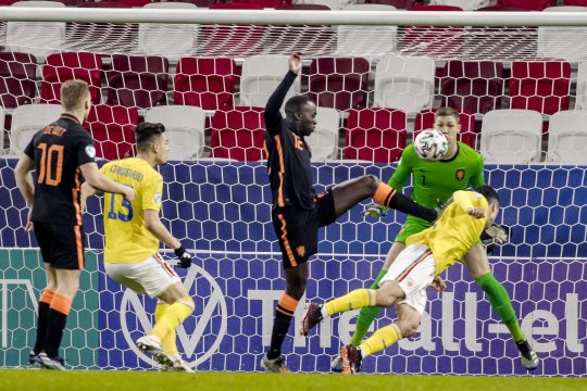 A rămas din nou pe bară. Jucătorul scos din lot de Mircea Lucescu pentru meciul cu Lituania. Numerele alese de tricolori pentru duelul cu balticii