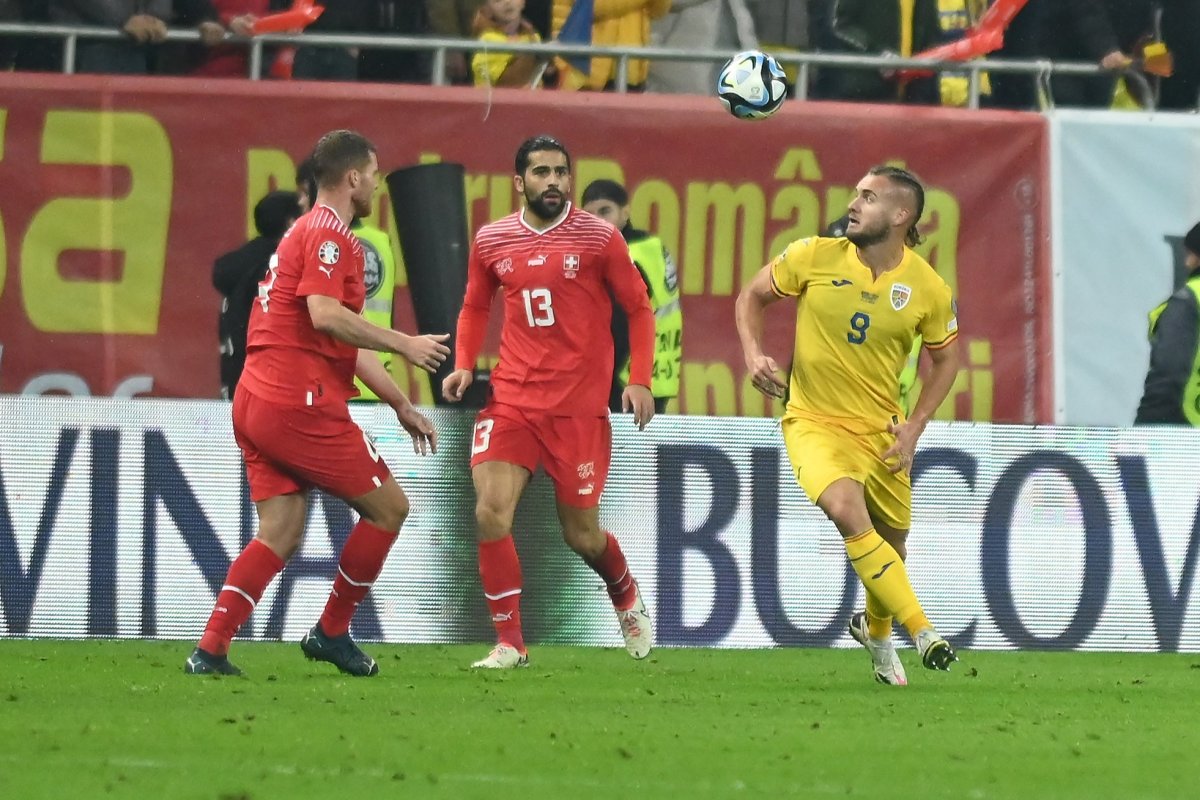 Ricardo Rodríguez si George Puscas in meciul de fotbal dintre Romania si Elvetia, din cadrul preliminariilor Campionatului European 2024, desfasurat pe Arena Nationala, marti 21 noiembrie 2023.